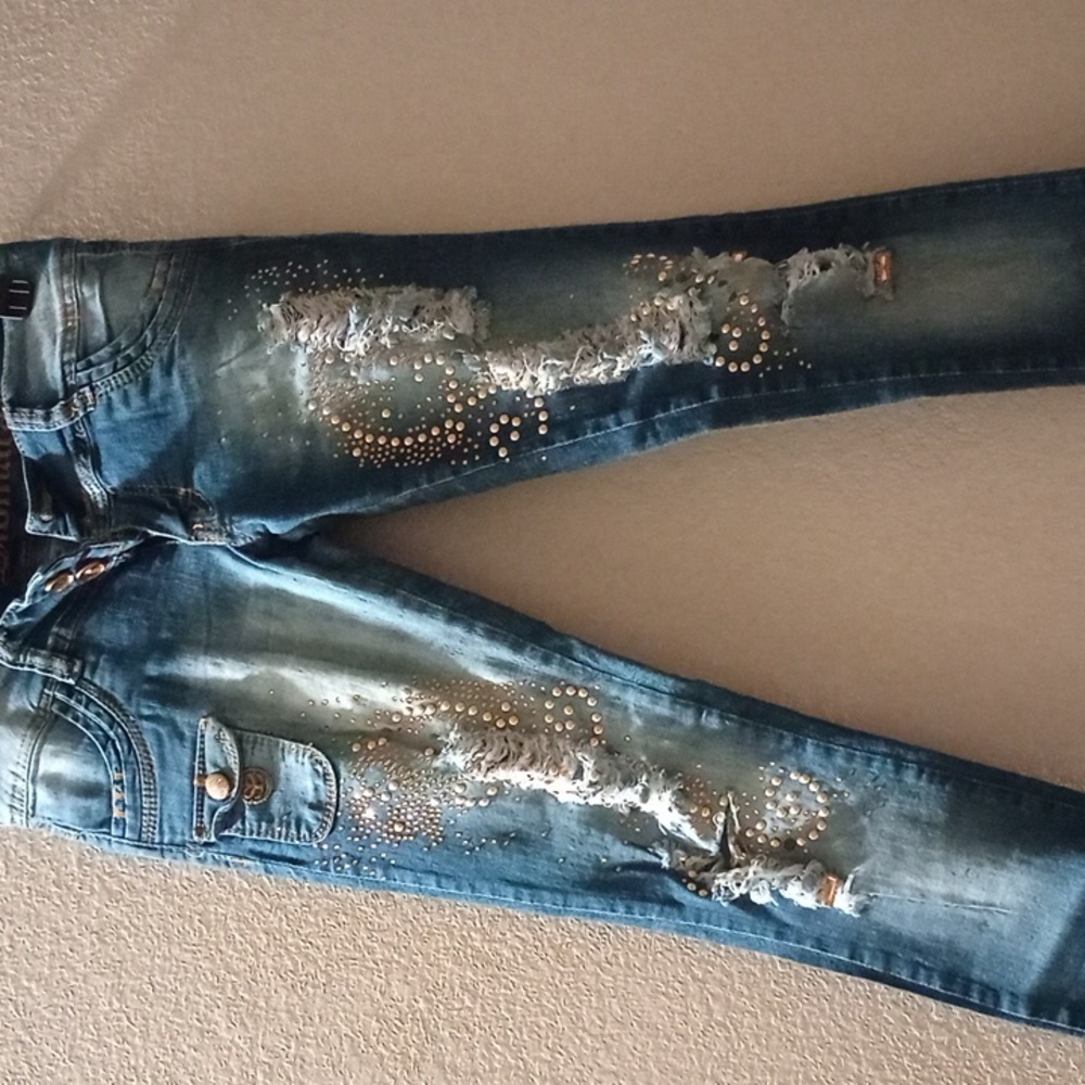 This beautiful pant works nice but the button fell both work okay though to clos